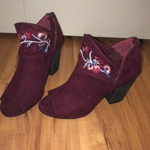 Carlos Santana Maroon heels -7.5